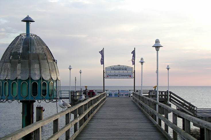 die Zinnowitzer Seebrücke mit Tauchgondel auf Usedom die Zinnowitzer Seebrücke mit Tauchgondel auf Usedom