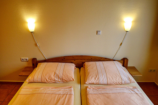 Ferienwohnung Zinnowitz auf Usedom - Wohnzimmer mit Esstisch und Couch Ferienwohnung Zinnowitz auf Usedom - Wohnzimmer mit Esstisch und Couch