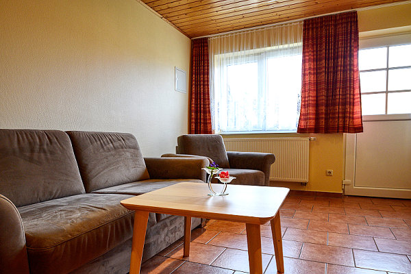 Ferienwohnung Zinnowitz auf Usedom - Wohnzimmer mit Esstisch und Couch Ferienwohnung Zinnowitz auf Usedom - Wohnzimmer mit Esstisch und Couch