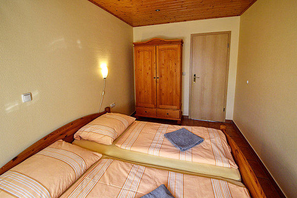 Ferienwohnung Zinnowitz auf Usedom - Wohnzimmer mit Esstisch und Couch Ferienwohnung Zinnowitz auf Usedom - Wohnzimmer mit Esstisch und Couch