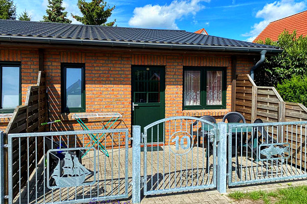 Ferienwohnung Zinnowitz auf Usedom - Wohnzimmer mit Esstisch und Couch Ferienwohnung Zinnowitz auf Usedom - Wohnzimmer mit Esstisch und Couch