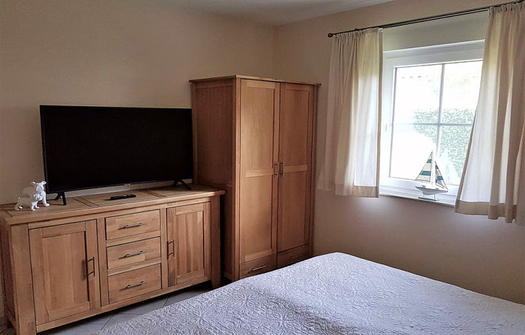 Flachbuild TV und Kleiderschrank in der Fewo